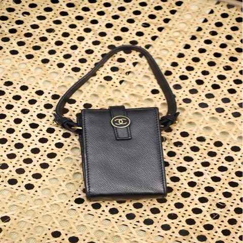 Chanel 8开黑金圆扣烟盒mini手机包
