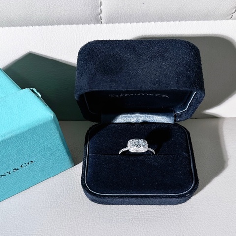 Tiffany蒂芙尼 Soleste系列 鉑金鑲鑽枕形鑽石戒指,主鑽97分