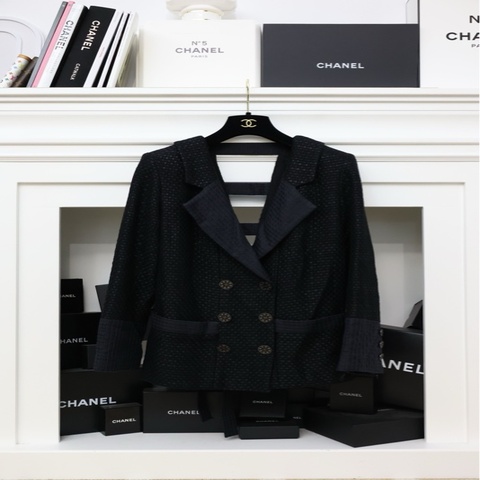 Chanel 16年首尔系列露背双排扣西装外套