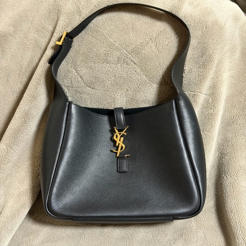 YSL  LE 5 À 7小型粒面皮革柔軟手袋