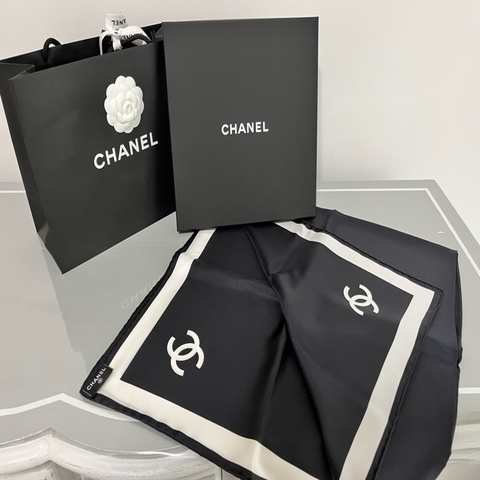 CHANEL 香奈兒《全新》26S 黑白雙C Logo 真絲方巾｜90x90｜台灣專櫃購入｜全新全配