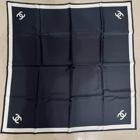 CHANEL 香奈兒《全新》26S 黑白雙C Logo 真絲方巾｜90x90｜台灣專櫃購入｜全新全配
