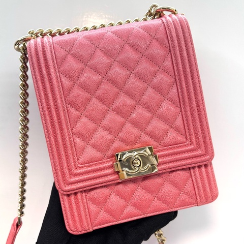CHANEL 香奈兒 Boy Chanel 荔枝牛皮直版豎型翻蓋包 粉色金釦 27開
