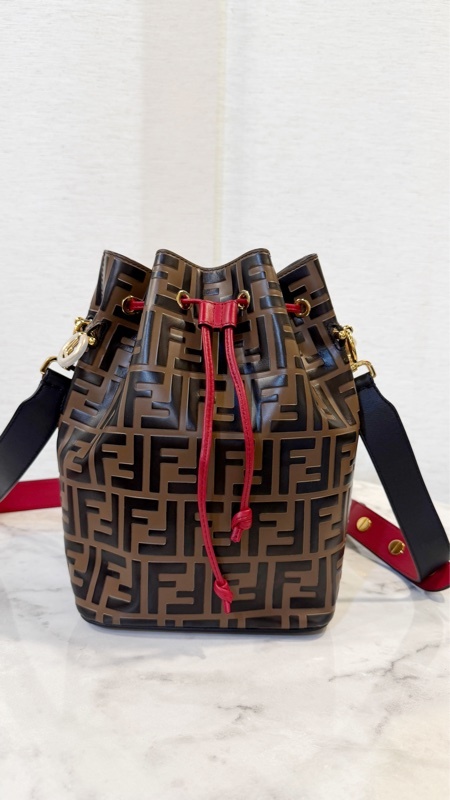 Fendi 咖牛皮金釦束口斜背水桶包8BT298