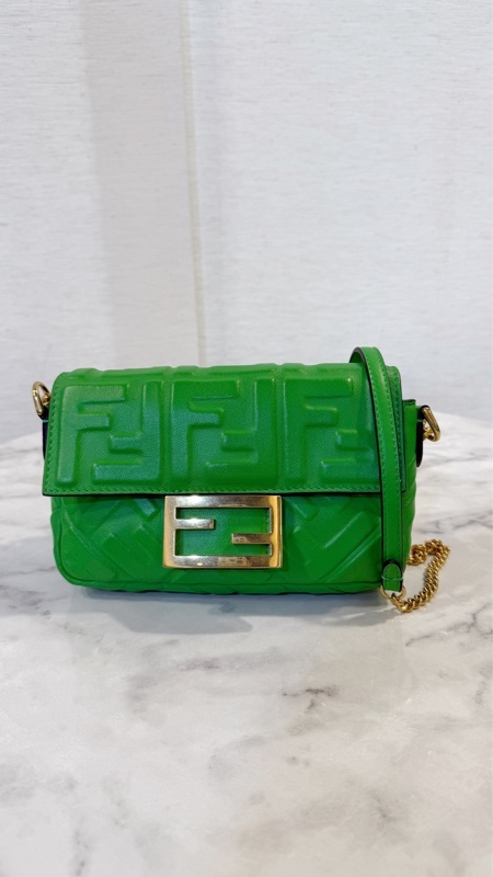 Fendi 綠小牛皮壓紋金釦Baguette迷你手提斜背包