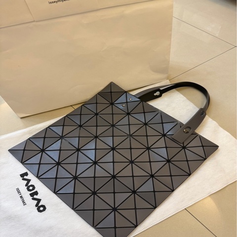 三宅一生 ISSEY MIYAKE baobao 6x6 霧面手提袋（深灰）