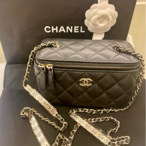 💗香奈兒Chanel ～香香價快快快～又要漲價了💗輕鬆入門款💗荔枝皮 俏皮又可愛化妝鏈帶包全新附購證 下個月全面要漲價了