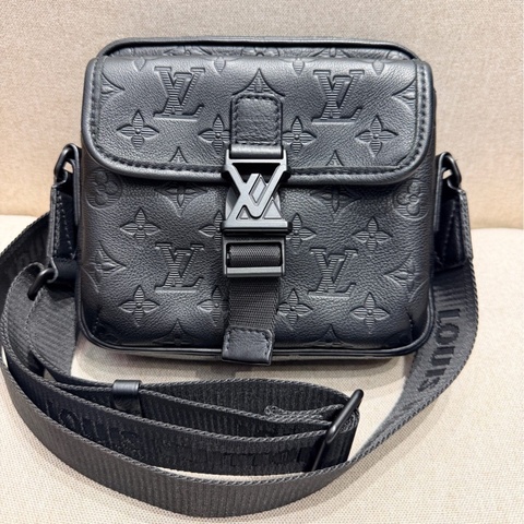 lv郵差 純芯片黑色全皮壓紋