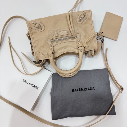 《仙闆名牌精品》BALENCIAGA 巴黎世家namo mini City 奶茶色 機車包 斜背包 肩背包 手提包