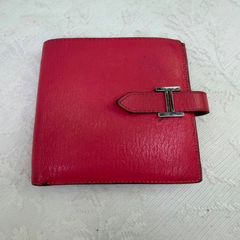 這是一個紅色的 Hermès Bearn wallet