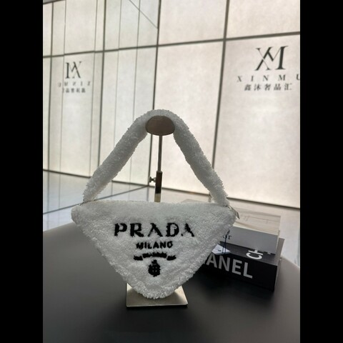 Prada 新款 毛絨 倒三角 hobo腋下包