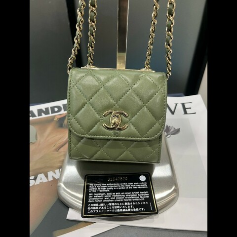 Chanel香奈兒mini trendy CC 酪梨綠色玫瑰金扣斜挎鏈條包，底角磨損，內裡乾淨。