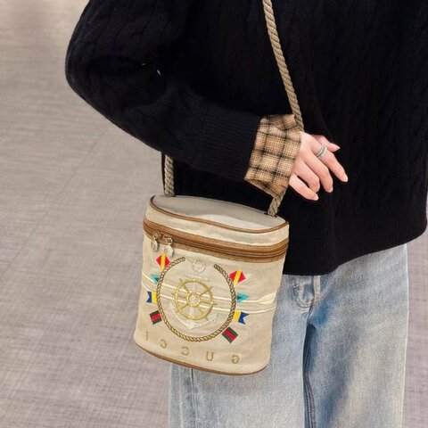 Gucci 刺繡布面 卡其色 海錨船舵logo斜背包 19*20cm 98新配件塵袋