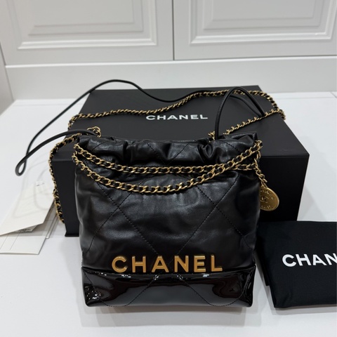 CHANEL 香奈兒 22bag mini 迷你 亮面小牛皮與金色金屬 黑金 斜背包 肩背包 手提包 後背包 垃圾袋