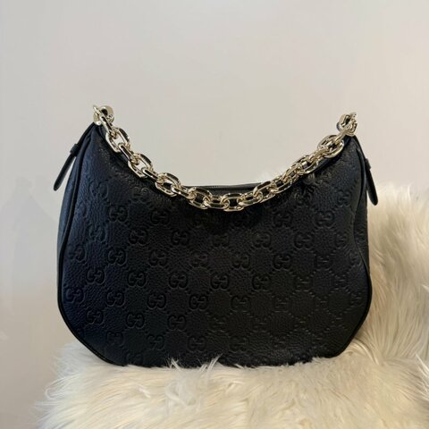 GUCCI GG Emblem 黑壓紋彎月包 中號