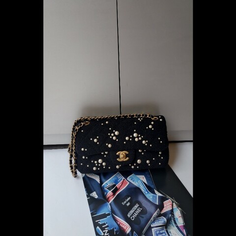 Chanel 秀款金鍊黑色毛呢珠珠口蓋包