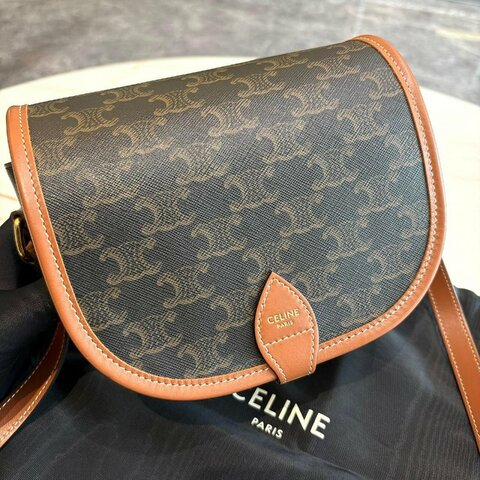 *SHIHNA名牌精品*CELINE Folco Triomphe帆布小牛皮飾邊釦式馬鞍包(焦糖色)