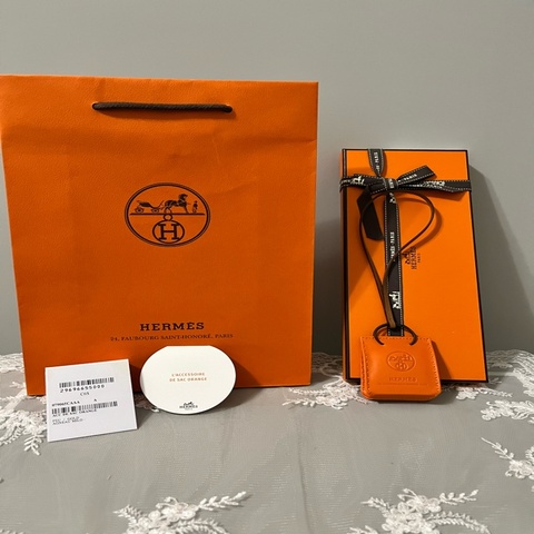 HERMÈS 愛馬仕《全新全配》Sac Orange 小橘購物袋吊飾｜經典橘色｜台灣專櫃購入