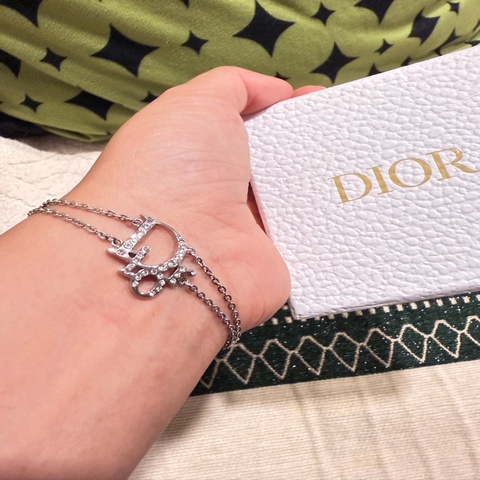 Dior CD Icon 系列手鍊，採用銀色金屬搭配滿鑽 CD Logo