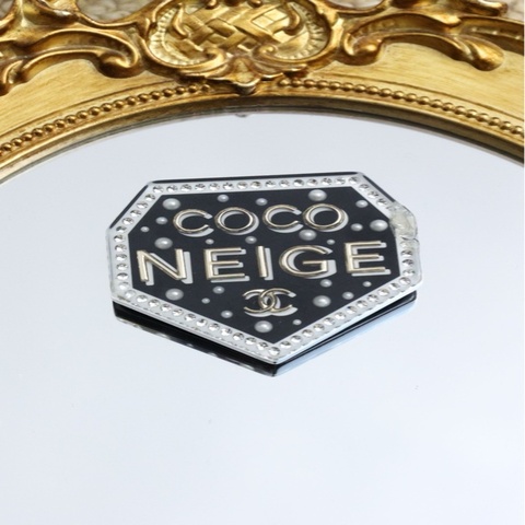 Chanel 18年coco neige黑色亚克力徽章胸针