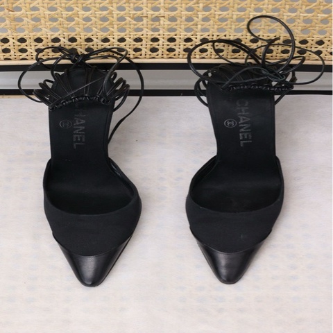 Chanel 02年鸟笼黑色皮革缎面拼接流苏设计高跟凉鞋