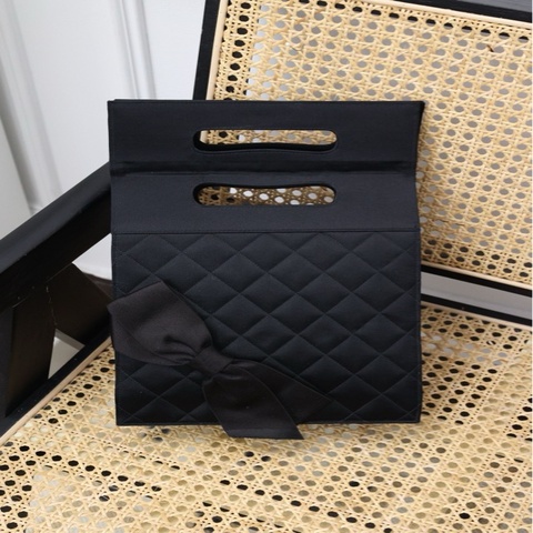 Chanel缎面蝴蝶结手提袋