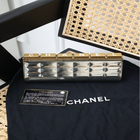 Chanel13开太空银冰格键盘手拿包