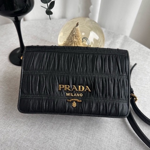 98新🖤🌙#prada #黑色褶皺 #翻蓋斜挎包