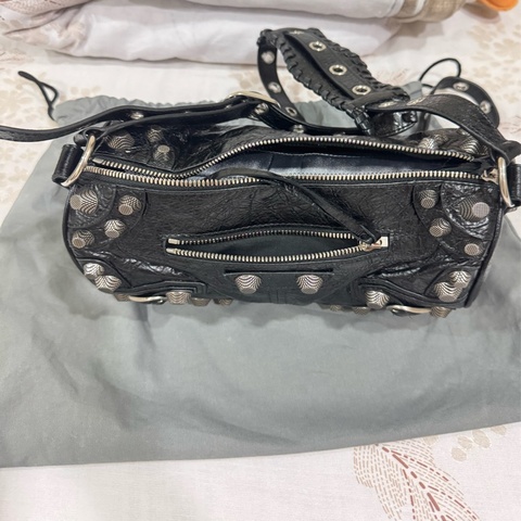 balenciaga 4.Balenciaga BAG Le Cagole 羊皮圓統包型號771716 shoulder BLACK