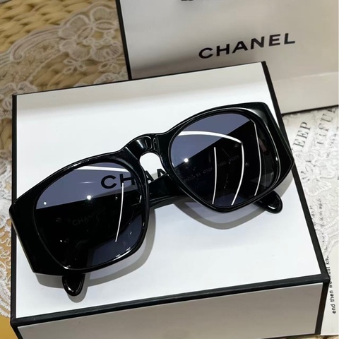 Chanel Matelassé sunglasses（經典黑金菱格紋）