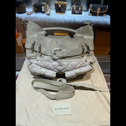 巴寶莉 BURBERRY 菱形格手提單肩包
米白色，附原裝肩帶與防塵袋
保存狀況佳，內裡乾淨