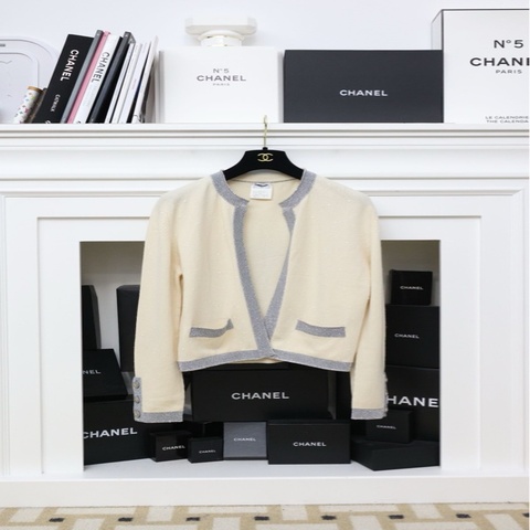 Chanel 96年奶黄色羊绒银色滚边针织开衫外套