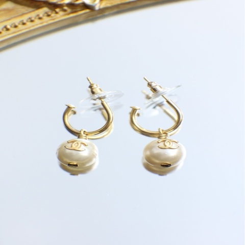 Chanel珍珠金色cc耳钉