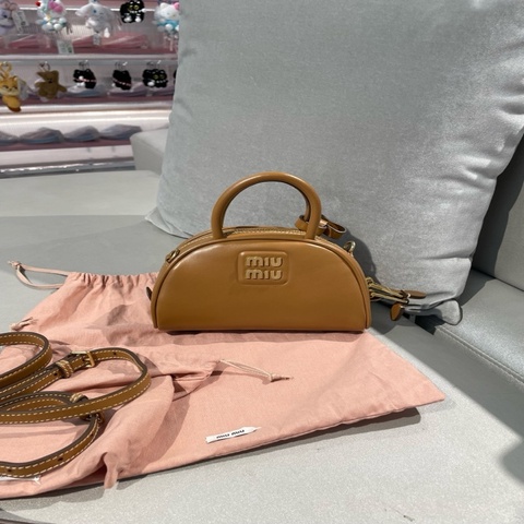 Miumiu繆繆 焦糖棕色 半月包保齡球手提包斜挎包