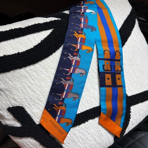 Hermes Twilly silk 99%new with box