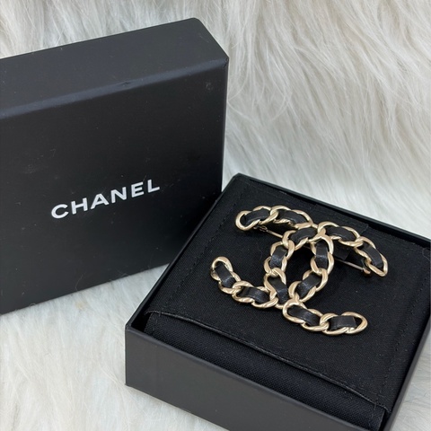 CHANEL A96202 黑色皮穿鍊 大雙C 金屬 logo 胸針