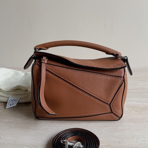 Loewe 羅意威mini puzzle焦糖色幾何包 底長18cm