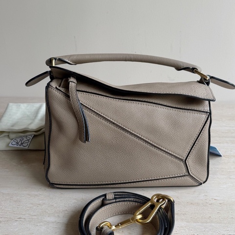 Loewe羅意威Puzzle小號沙色牛皮斜挎包 底長24cm