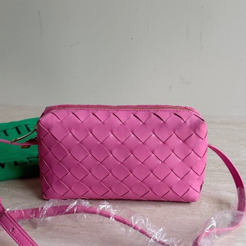 Bottega Veneta 葆蝶家粉色編織斜挎包 底長17cm配塵袋