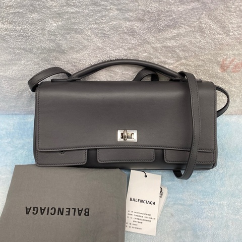 巴黎世家/Balenciaga BEL AIR肩帶手拿包 斜背包 灰色。