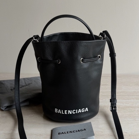 Balenciaga巴黎世家黑色牛皮水桶包 底長15