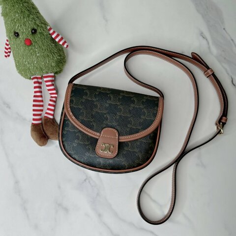 CELINE 全新Triomphe迷你馬鞍包