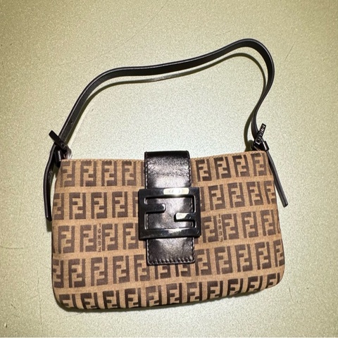 Fendi Vintage Zucca Baguette 經典老花帆布皮革飾邊法棍包/腋下包。