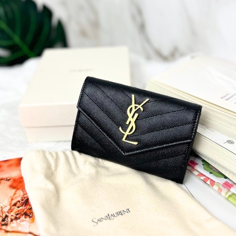 YSL 粒面壓紋皮革小型信封錢包 2025年