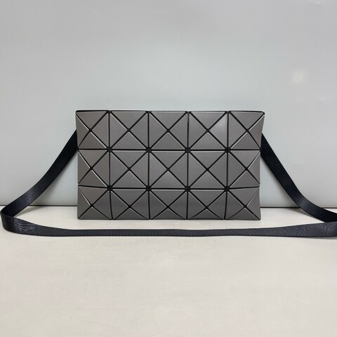 ISSEY MIYAKE 磨砂灰色3×5格單肩斜挎包