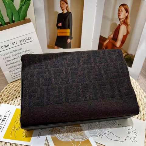 Fendi 100%羊毛圍巾（義大利產地）