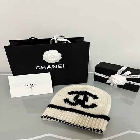 CHANEL 26A 大雙C Logo 奶白色毛帽／冷帽｜全新｜附購證｜經典黑白配色