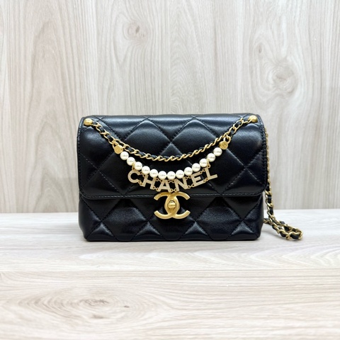 CHANEL 🖤黑色小羊皮垂墜珍珠鏈字母口蓋包AS4986