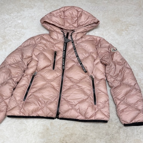 Moncler 粉色大格子羽絨外套