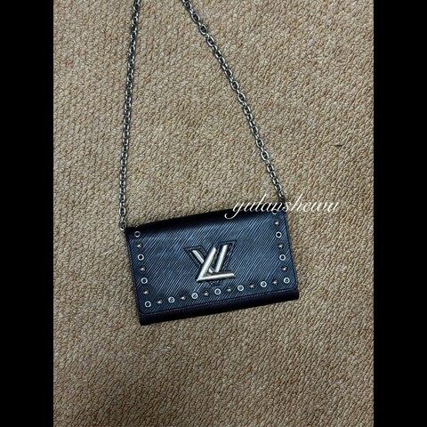 路易威登/Louis Vuitton twist扭一扭限定黑銀斜挎包。